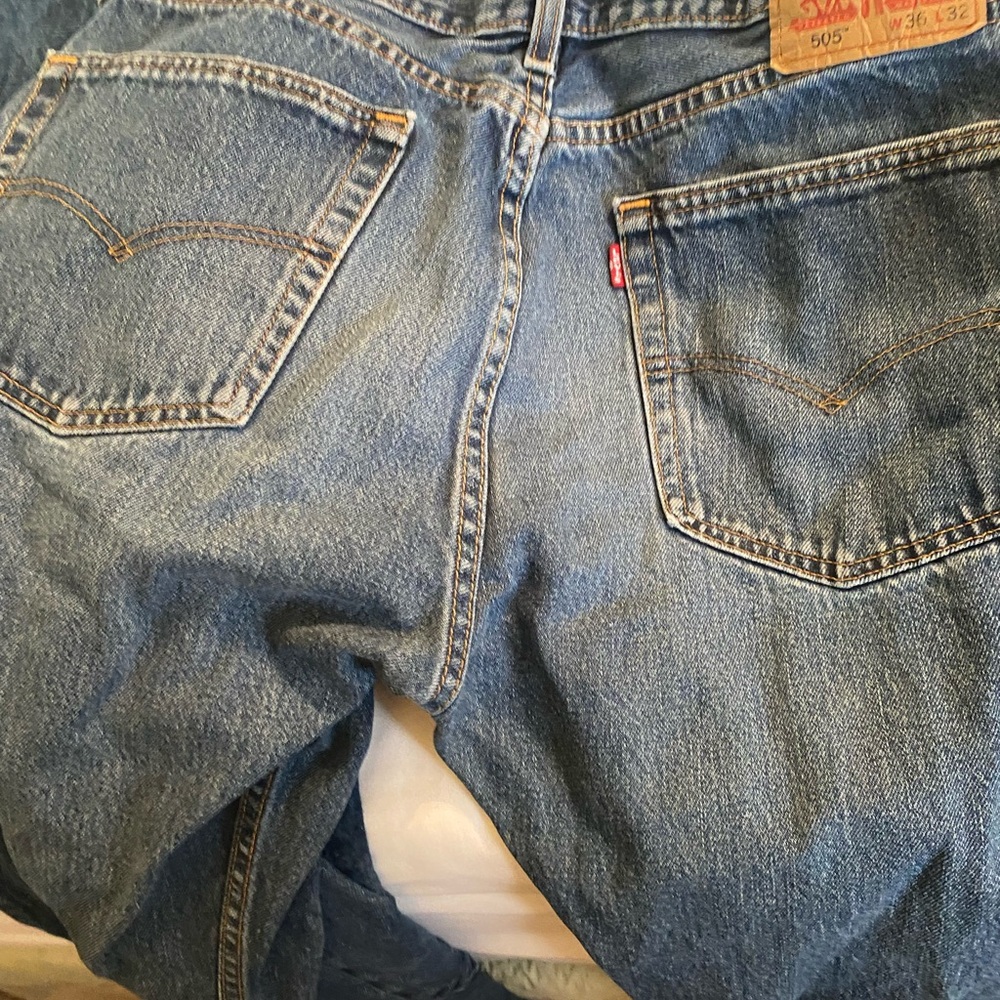 Levi's Men’s Straight Leg Jeans in Blue Denim with Tan Leather Patch - Picture 2 of 3
